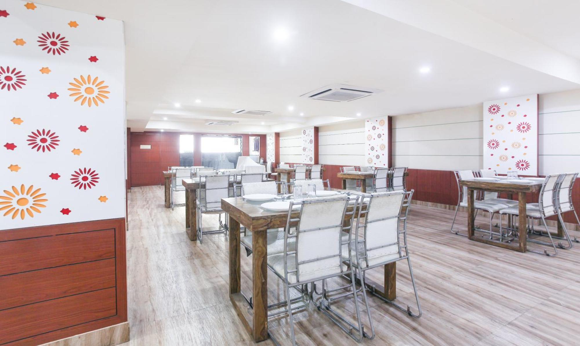 Janki International 3 Km From Kashi Vishwanath Temple Free Pickup From Railway Station 3*