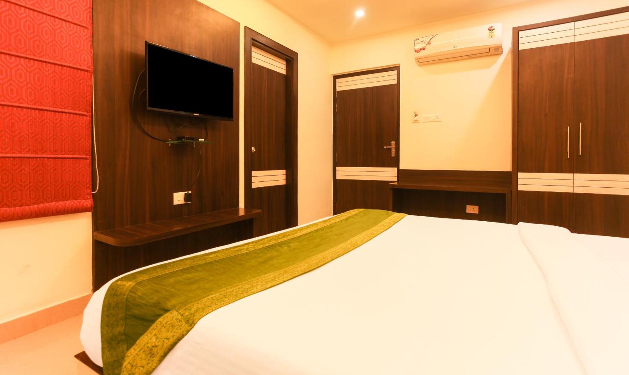 Hotel Janki International 3 Km From Kashi Vishwanath Temple Free Pickup From Railway Station 3*
