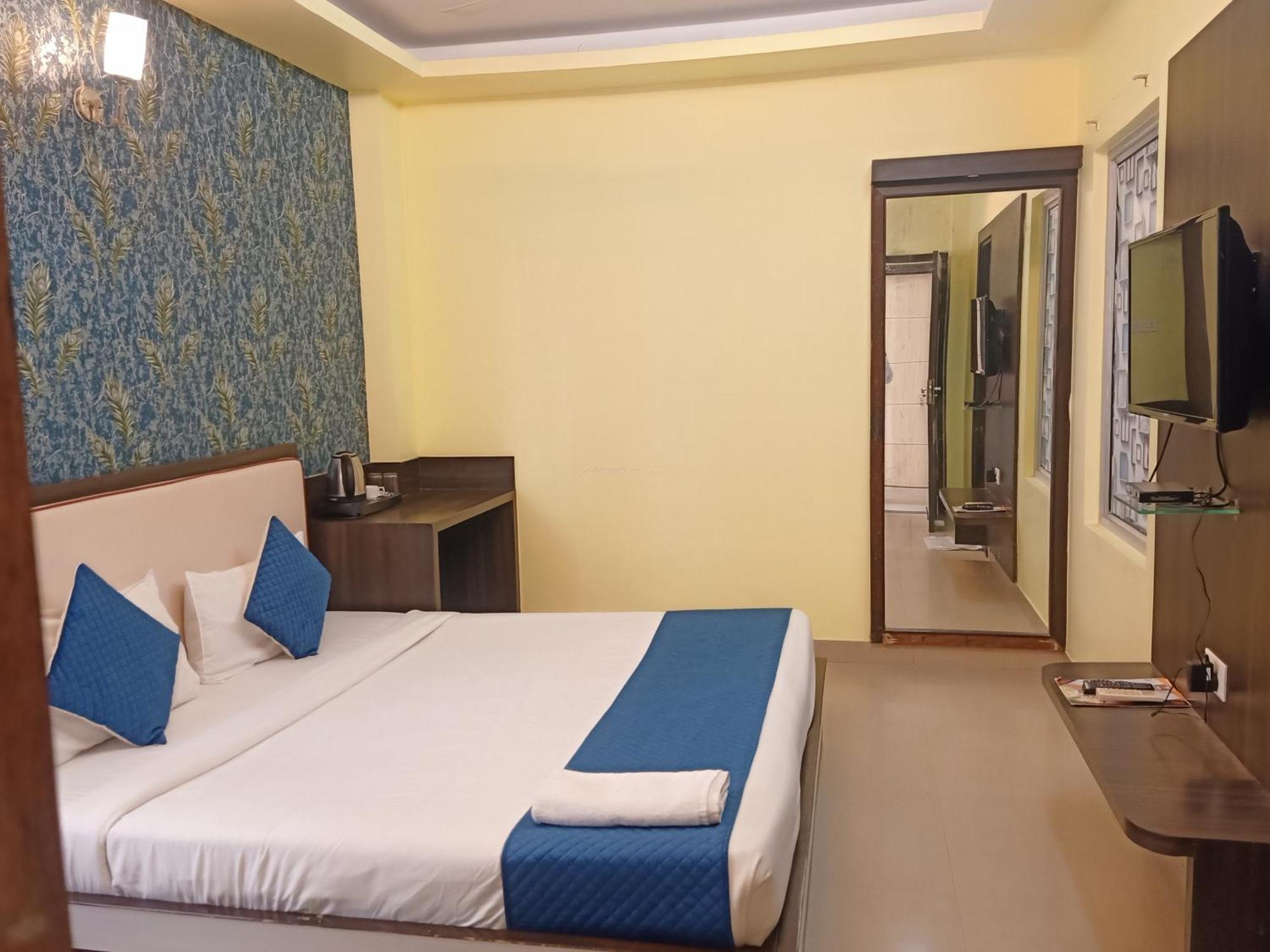 Hotel Janki International 3 Km From Kashi Vishwanath Temple Free Pickup From Railway Station 3*