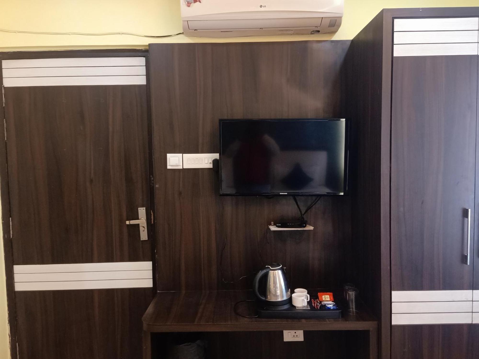 Hotel Janki International 3 Km From Kashi Vishwanath Temple Free Pickup From Railway Station Varanasi